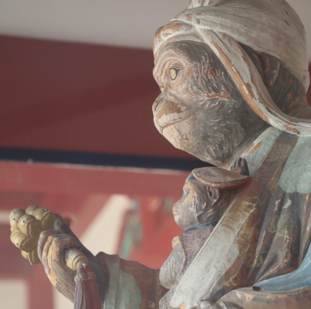 Statue de macaque japonais dans un temple.